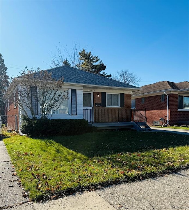 18258 Curtain Ave, Eastpointe, MI 48021 - photo 3