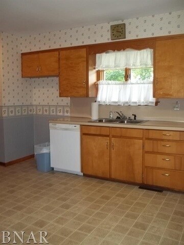 521 Sunrise Dr, Chenoa, IL 61726 - photo 5