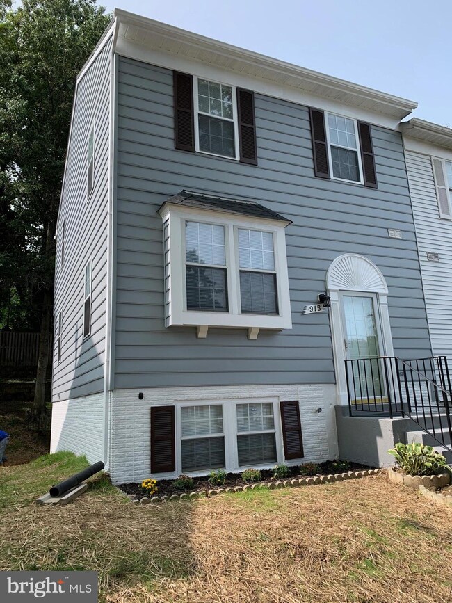 915 Newington Ct, Capitol Heights, MD 20743 - photo 2