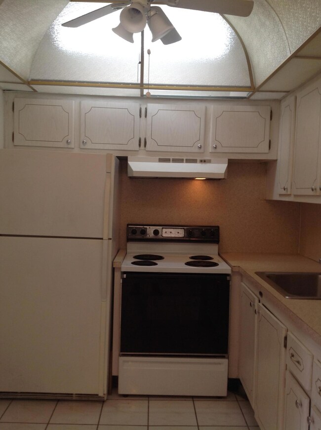 207 Norwich I, West Palm Beach, FL 33417 - photo 5