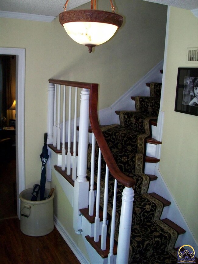 1722 SW Webster Ave, Topeka, KS 66604 - photo 2