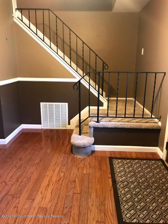 DECORATIVE MOLDING IN FOYER