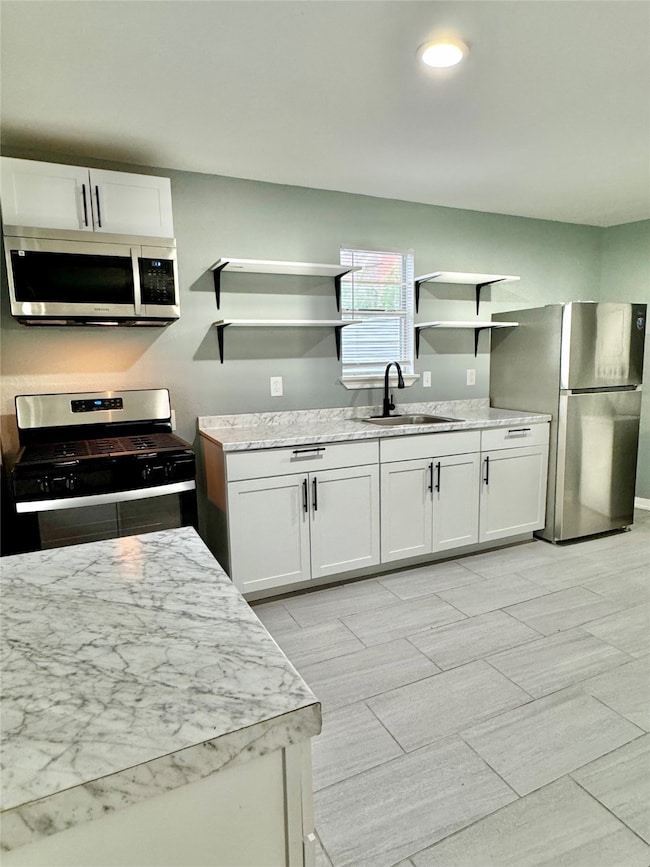 STAINLESS APPLIANCES IN KITCHEN.