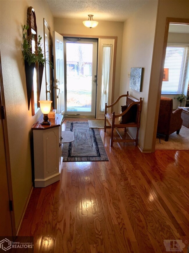 1107 W 18th St S, Newton, IA 50208 - photo 3