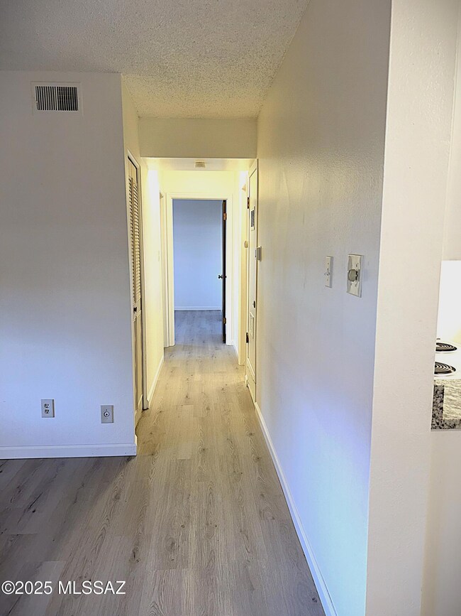 Yucca Ct-313-Hall