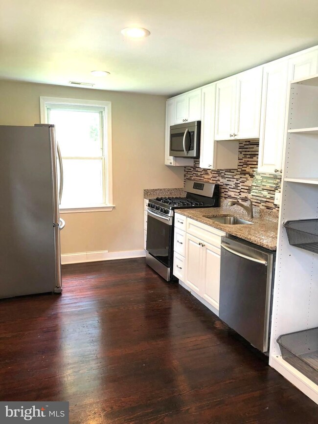 930 Barron Ave, Essex, MD 21221 - photo 6