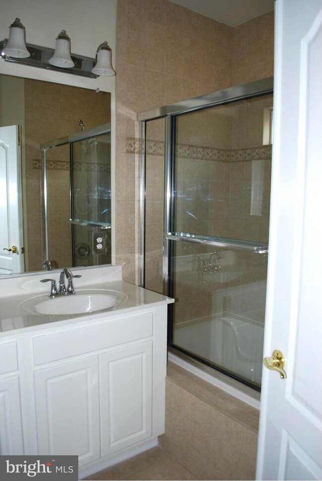 8001 Homefield Dr, Hyattsville, MD 20785 - photo 5