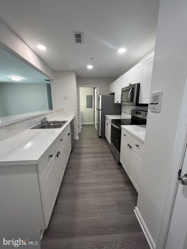 302 Baughmans Ln unit F, Frederick, MD 21702 - photo 2