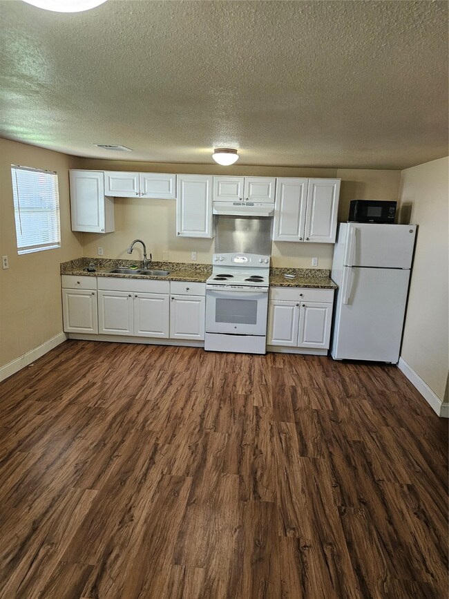 3128 Tilfer St unit B, Houston, TX 77087 - photo 2