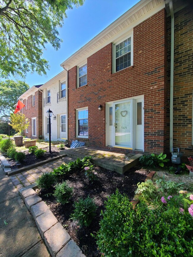 565 Simbury St, Columbus, OH 43228 - photo 3