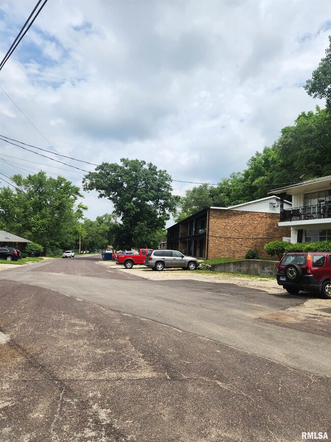 740 E Shore Dr unit 8, Pekin, IL 61554 - photo 6