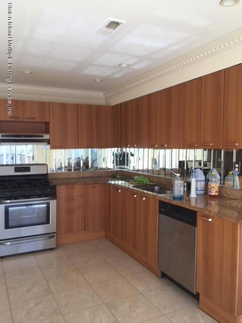 216 Essex Dr, Staten Island, NY 10314 - photo 2