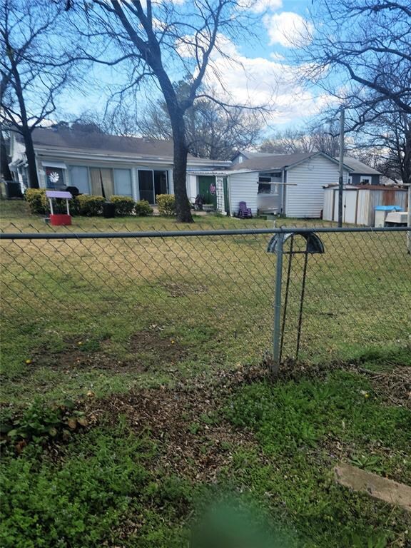 1100 N Morris St, Gainesville, TX 76240 - photo 3