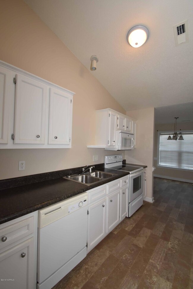 1205 Price Dr unit B, Greenville, NC 27834 - photo 6