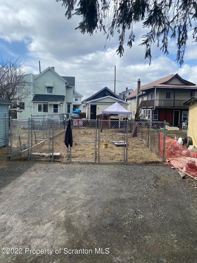 612 1/2 Cypress St, Throop, PA 18512 - photo 7