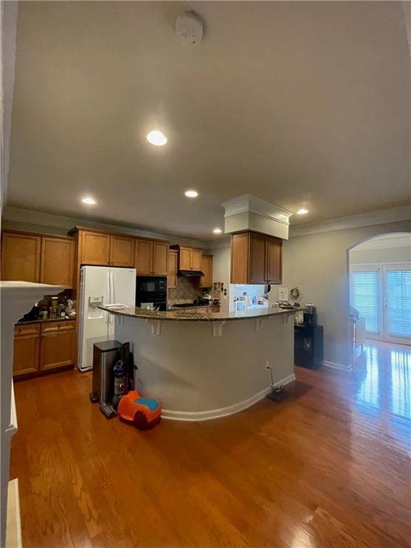 Kitchen with crown molding, recessed lighting, woo
