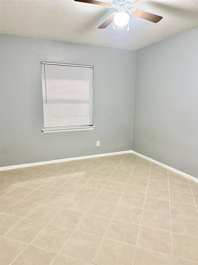 4515 Oxford St unit 16, Houston, TX 77022 - photo 4