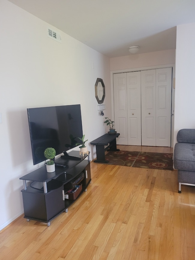 unlisted-address, Skokie, IL 60076 - photo 5