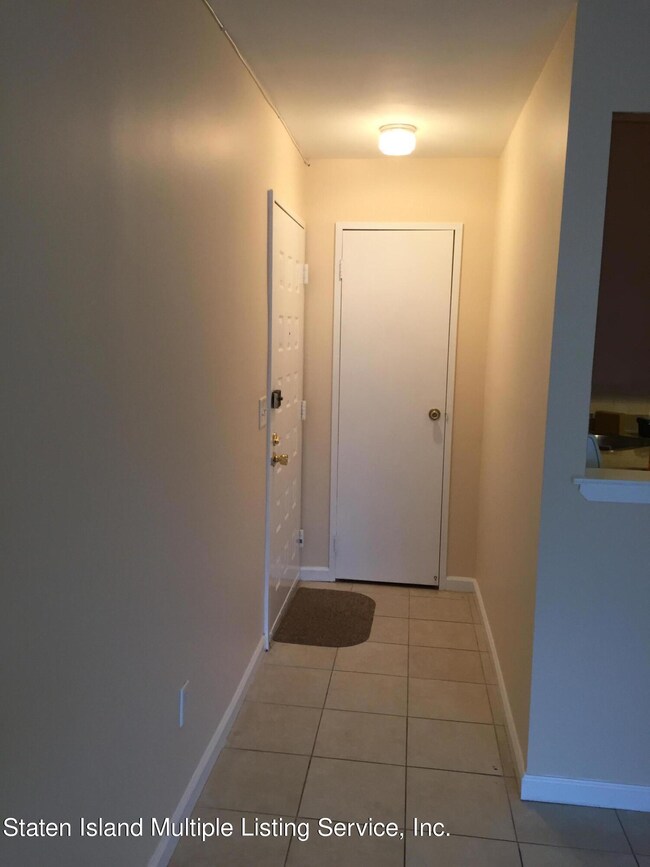 40 Donna Ct unit 4, Staten Island, NY 10314 - photo 2