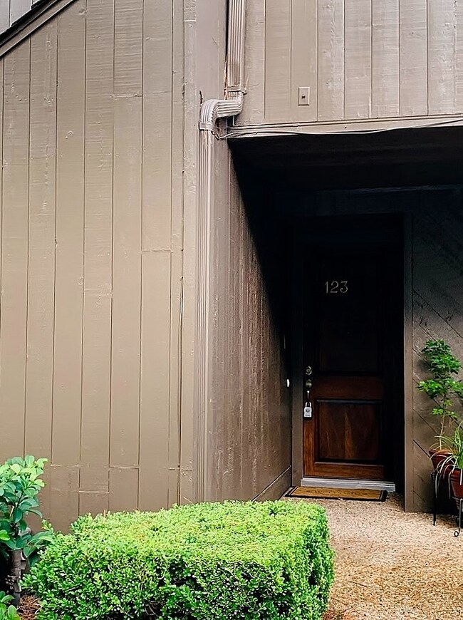 123 Litchfield Ln, Houston, TX 77024 - photo 2