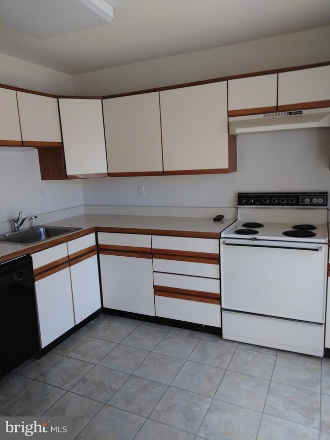 270 Wood Stream Ct, Langhorne, PA 19047 - photo 2