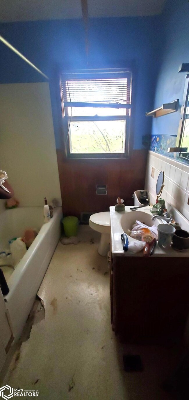 507 King St, Blockton, IA 50836 - photo 6