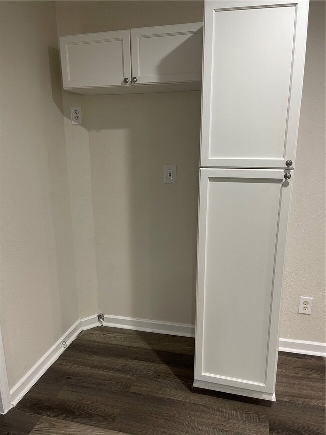 917 W Sealy St, Alvin, TX 77511 - photo 7