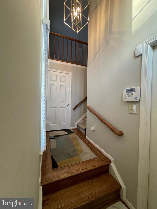 5702 Mayfair Manor Dr, Rockville, MD 20852 - photo 3