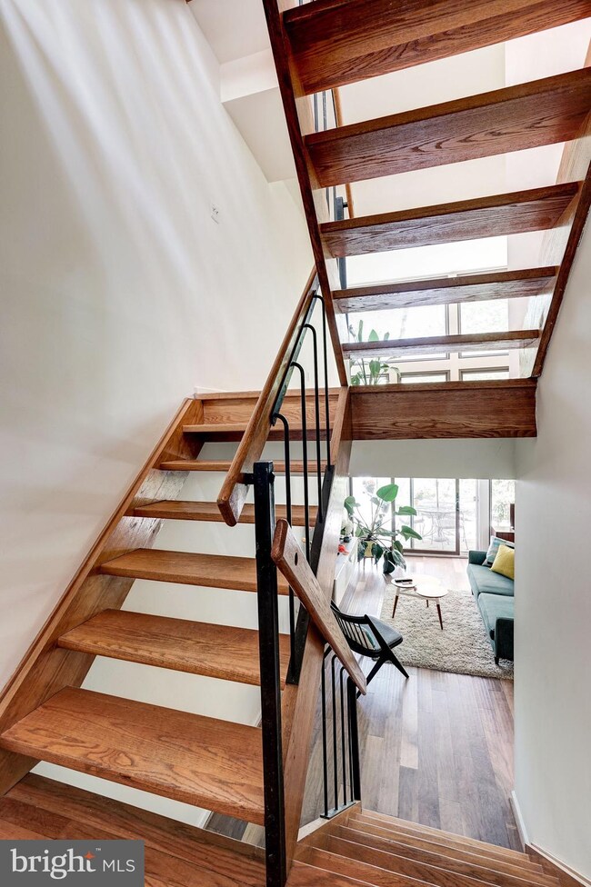 11539 Maple Ridge Rd, Reston, VA 20190 - photo 2