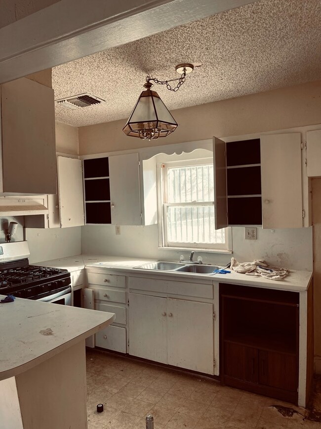 710 Powell St, San Angelo, TX 76903 - photo 3