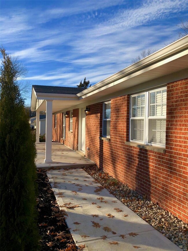 Level entry- with large new concrete patio and sid