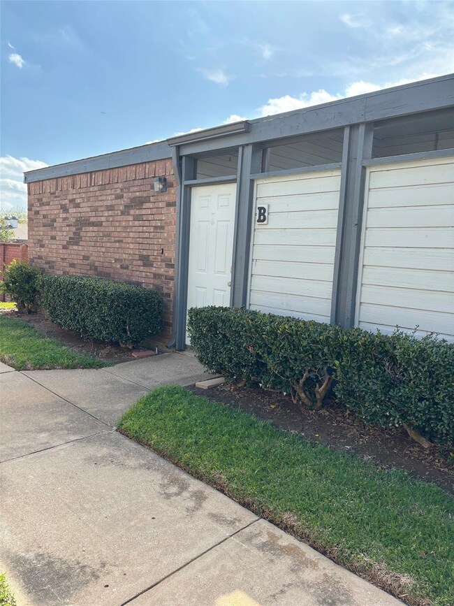 618 Bellaire Dr unit B, Hurst, TX 76053 - photo 2
