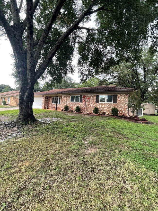 220 Cooper Dr, Hurst, TX 76053 - photo 4