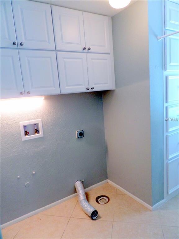 Laundry room - Brightly lit work area, lots of cab