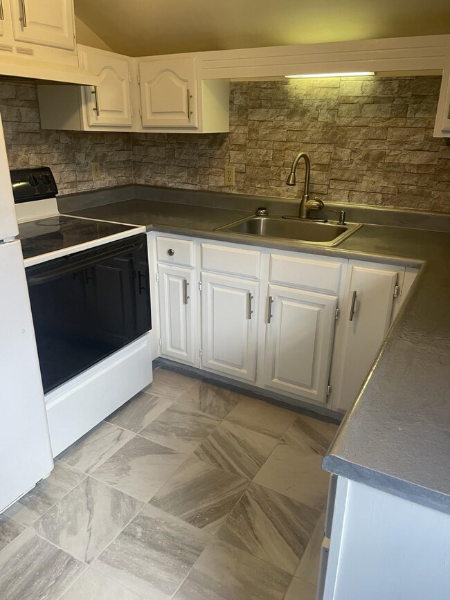 32 Squamscott Rd unit 5, Stratham, NH 03885 - photo 3