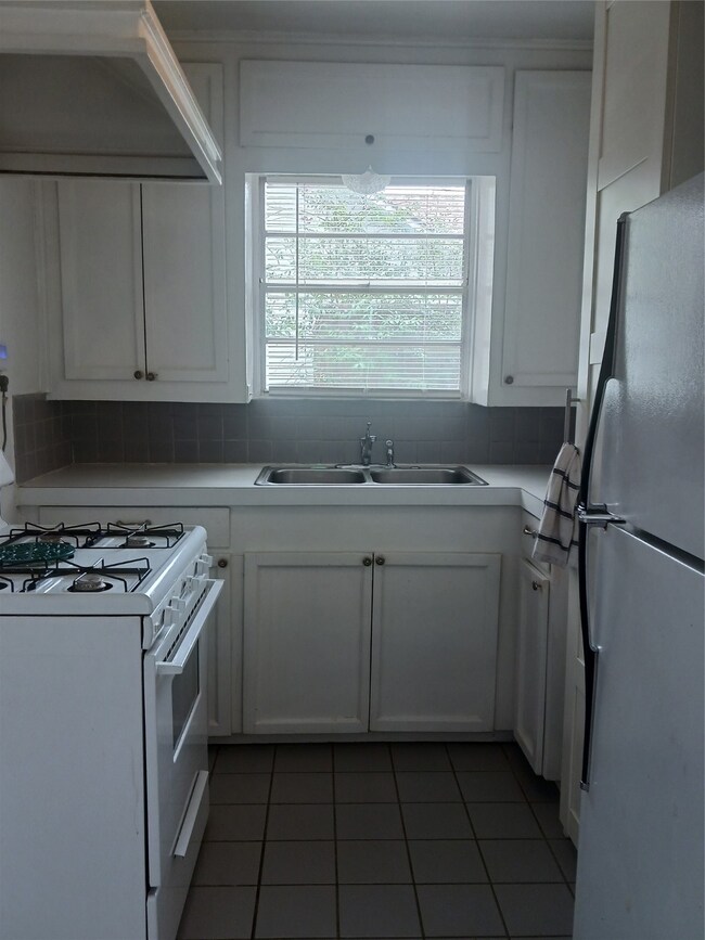 810 W 42nd St, Houston, TX 77018 - photo 7