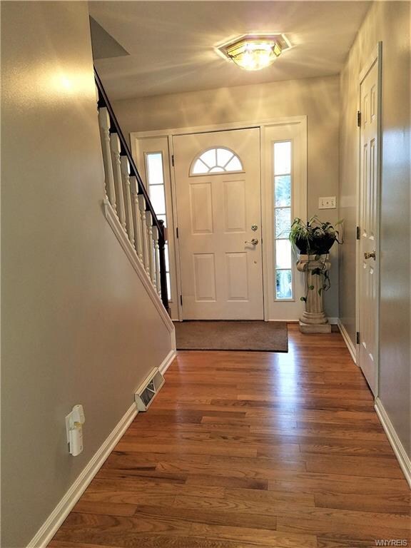 This wonderful entry foyer welcomes you with gleam