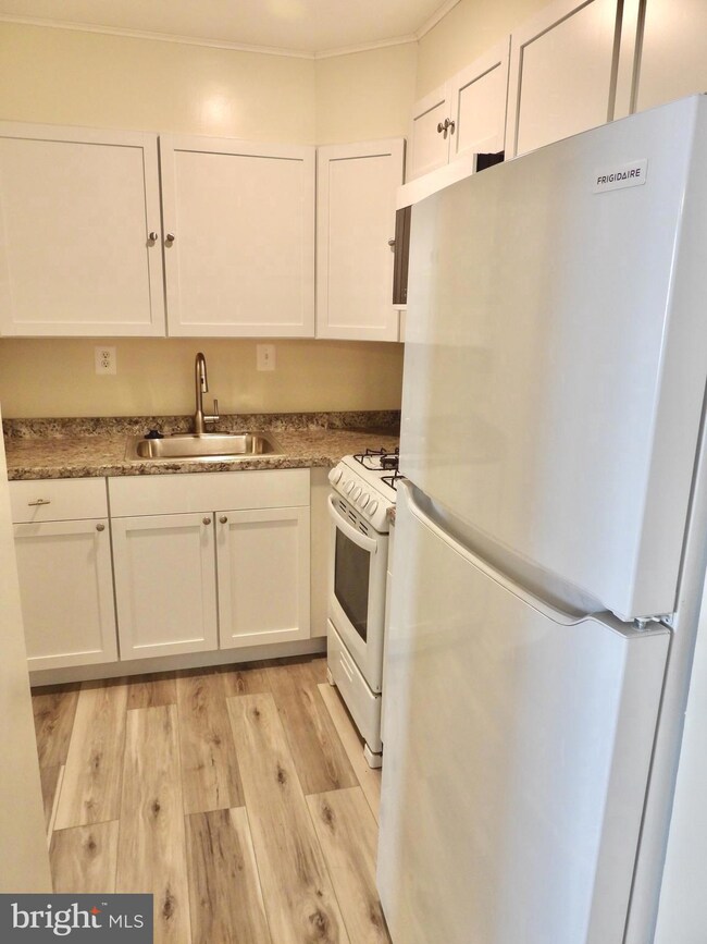Lorcom House unit 65, Arlington, VA 22207 - photo 5
