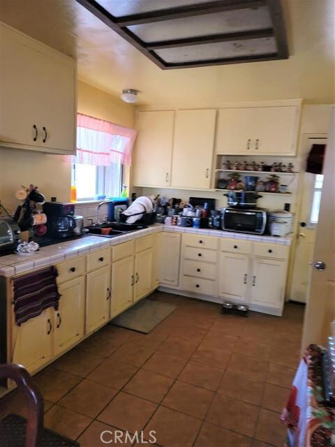 14226 Arrowhead Dr, Victorville, CA 92395 - photo 4