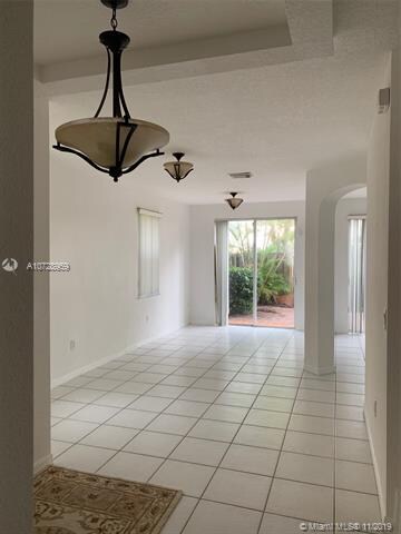 LARGE LIVING ROOM