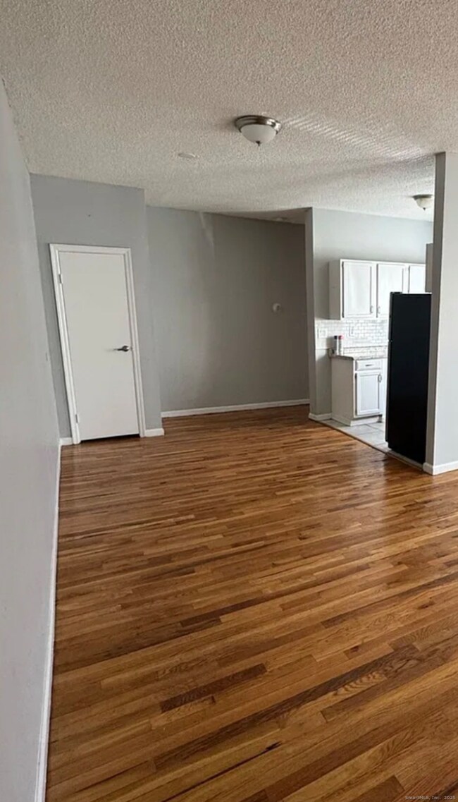 335 Wells St unit 6, Bridgeport, CT 06606 - photo 2