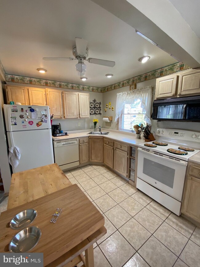 31 Rolling Ln, Levittown, PA 19055 - photo 2