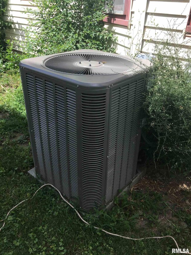 1212 14 1 2 St, Rock Island, IL 61201 - photo 2