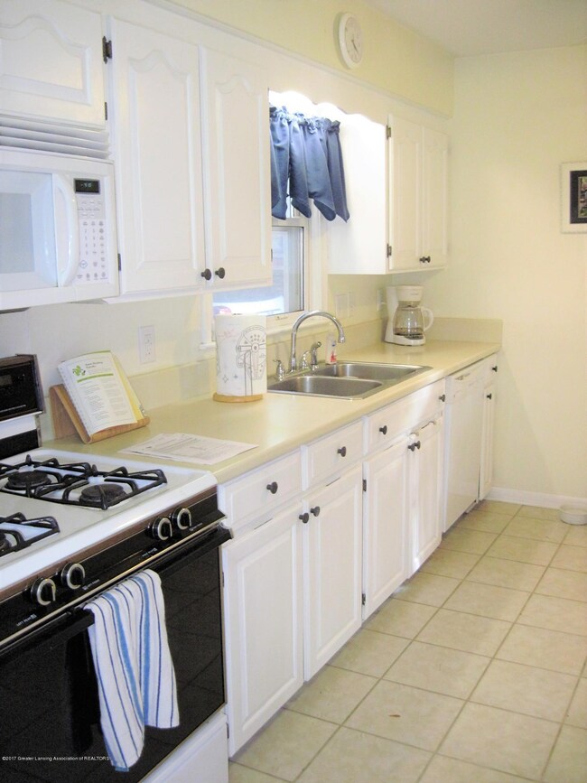 6009 Coulson Ct, Lansing, MI 48911 - photo 2