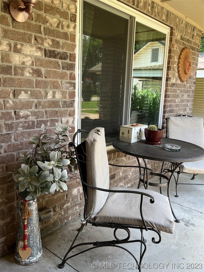 STTING AREA FRONT PORCH