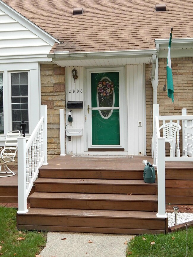 2308 Wellington Rd, Lansing, MI 48910 - photo 2
