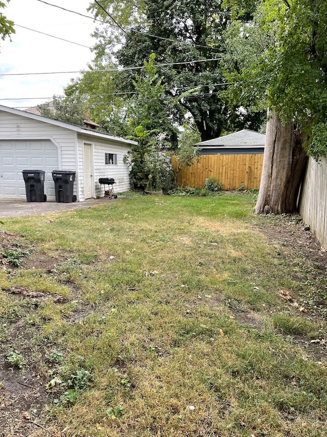 328 Hull Ct, Waukegan, IL 60085 - photo 6