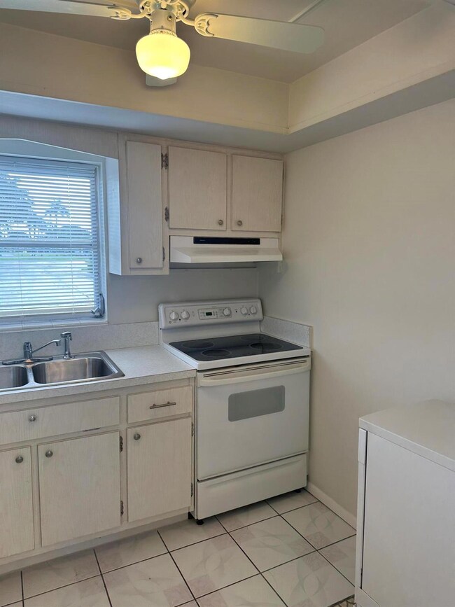 2911 Ashley Dr W unit J, West Palm Beach, FL 33415 - photo 7