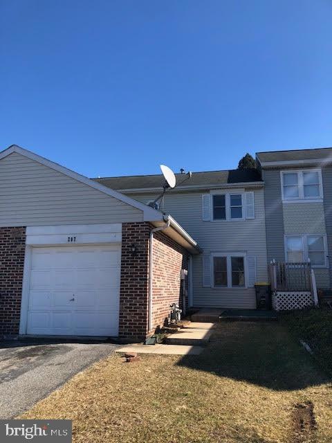 207 S 4th St, Womelsdorf, PA 19567 - photo 1