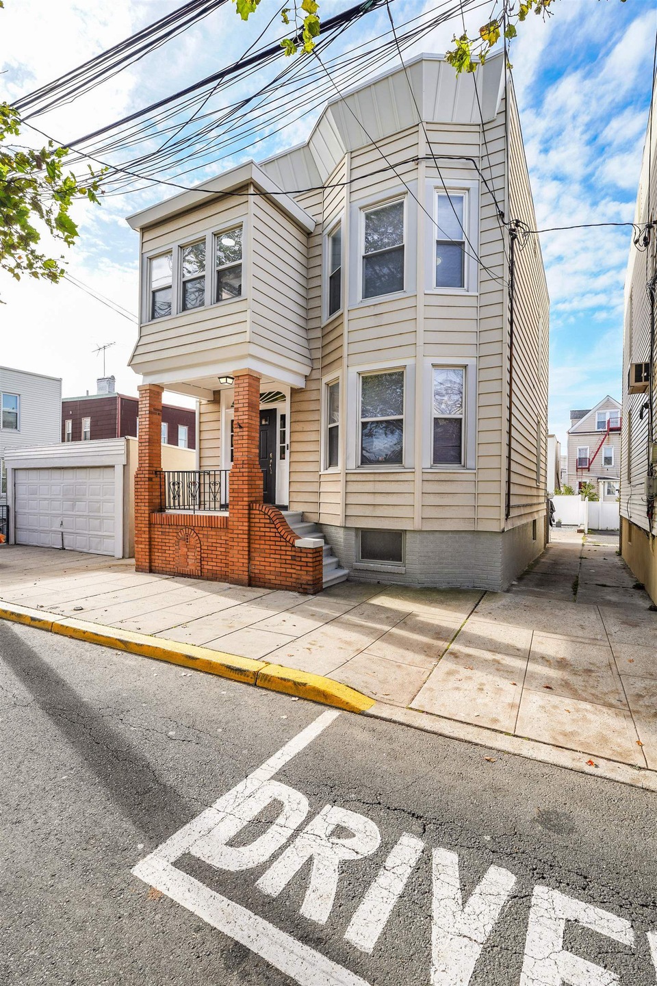 Sold $800,000 • Co-Listing Agent